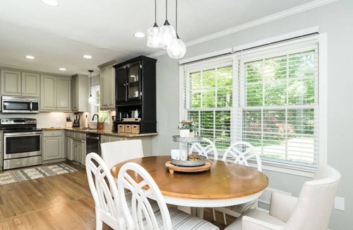 Cary Casa | Stylish Ranch- walkable to downtown Cary
