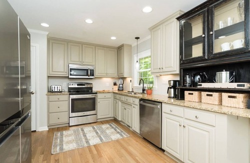 Cary Casa | Stylish Ranch- walkable to downtown Cary