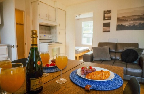 Saint-Tite-des-Caps Chalet De Esquí | Stylish refuge near Massif & MSA with spa+bbq+fire