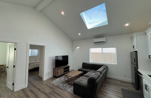 Pleasant Hill Condominio | Stylish & Relaxing Gem: Downtown ~ New Entire 2BD guesthouse in Pleasant Hill