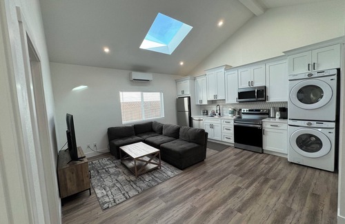 Pleasant Hill Condominio | Stylish & Relaxing Gem: Downtown ~ New Entire 2BD guesthouse in Pleasant Hill