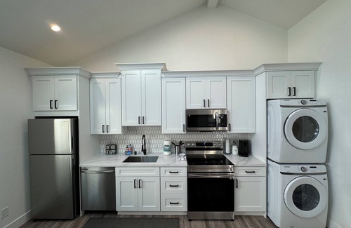 Pleasant Hill Condominio | Stylish & Relaxing Gem: Downtown ~ New Entire 2BD guesthouse in Pleasant Hill