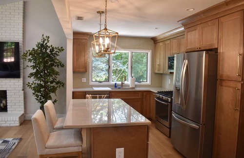Troy Casa | Stylish Renovated Ranch, 4 Bed/ 3.5 Bath, North Troy in Private Cul-de-Sac
