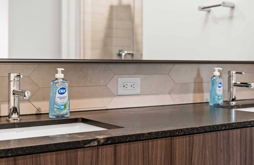 D Street - West Broadway Apartamento | Stylish Retreat in Boston 3BR 2BA, W&d in unit