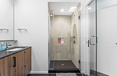 D Street - West Broadway Apartamento | Stylish Retreat in Boston 3BR 2BA, W&d in unit