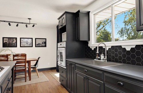 Belleville Casa | Stylish Retreat near PEC + Beaches + Parks +Fishing + Boating + Cycling