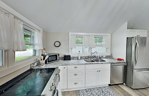 Ridgecrest Casa | Stylish retreat just outside Asheville & minutes from hiking w/deck & patio
