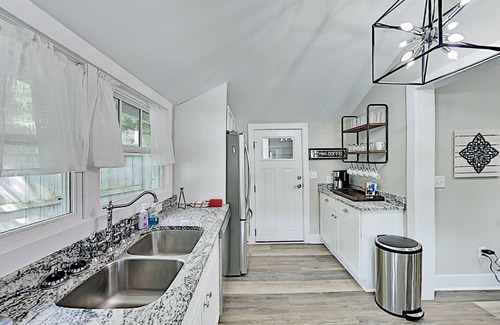 Ridgecrest Casa | Stylish retreat just outside Asheville & minutes from hiking w/deck & patio
