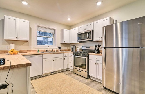 Lansing Casa | Stylish Retreat w/ Yard < 5 Mi to MSU Campus