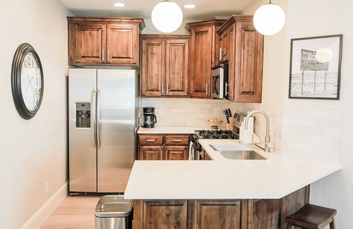 River Bottoms Apartamento | Stylish Riverwoods Retreat