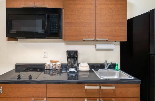 Shakopee Hotel | Stylish Room w/ Kitchen Just Minutes from Valleyfair Park!