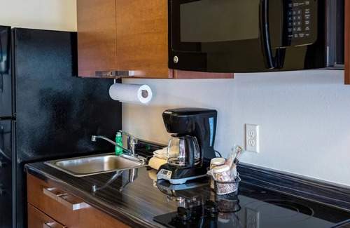 Shakopee Hotel | Stylish Room w/ Kitchen Just Minutes from Valleyfair Park!