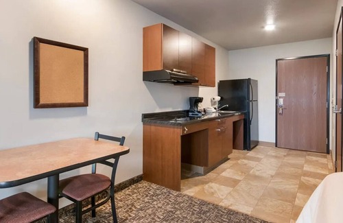Shakopee Hotel | Stylish Room w/ Kitchen Just Minutes from Valleyfair Park!
