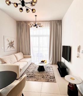 Jadaf Apartamento | Stylish & Roomy 1BR in the Heart of the City
