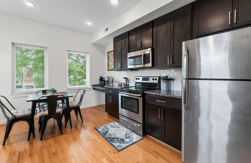 North Chesterfield Casa | Stylish RVA Rooftop Retreat - 3BR, 3BA, King Bed, Sleeps 6 & Free Parking!