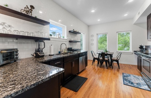 North Chesterfield Casa | Stylish RVA Rooftop Retreat - 3BR, 3BA, King Bed, Sleeps 6 & Free Parking!