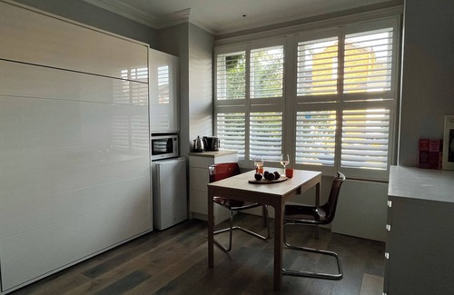 Canbury Casa | Stylish sunny studio with steam shower bathroom
