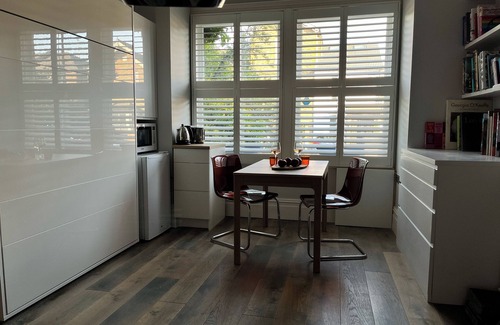 Canbury Casa | Stylish sunny studio with steam shower bathroom