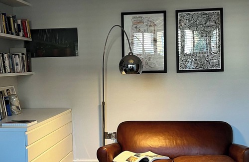 Canbury Casa | Stylish sunny studio with steam shower bathroom