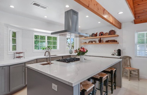 San Fernando Casa | Stylish San Fernando Stay with Designer Kitchen Upgrade