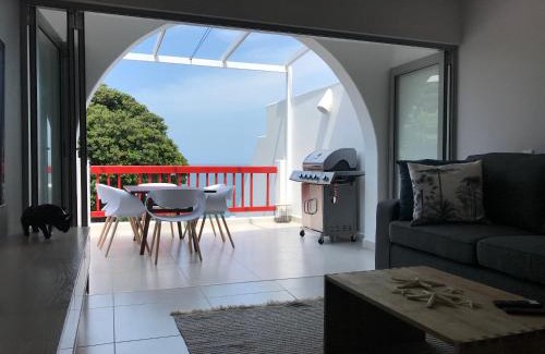 Shaka's Rock Apartamento | Stylish Sea View Apartment in Santorini Estate.