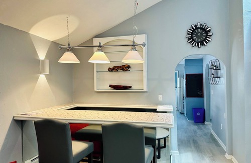 Seaside Heights Condominio | Stylish Seaside Serenity with Pool Jersey Shore - Heart-Shaped Tub & Sunroom