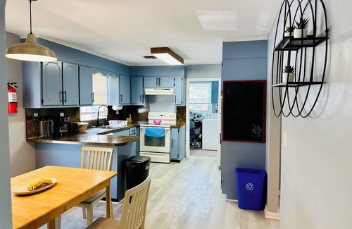 Seaside Heights Condominio | Stylish Seaside Serenity with Pool Jersey Shore - Heart-Shaped Tub & Sunroom