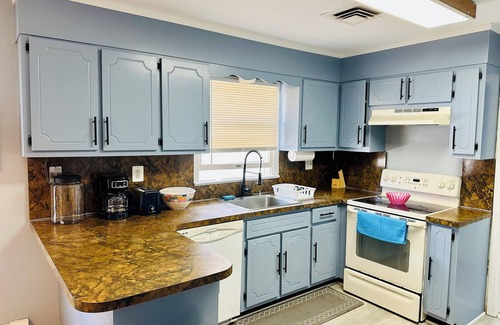 Seaside Heights Condominio | Stylish Seaside Serenity with Pool Jersey Shore - Heart-Shaped Tub & Sunroom