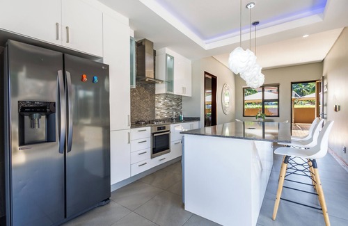 Shaka's Rock Apartamento | Stylish Seaside Escape | Private Pool & Braai