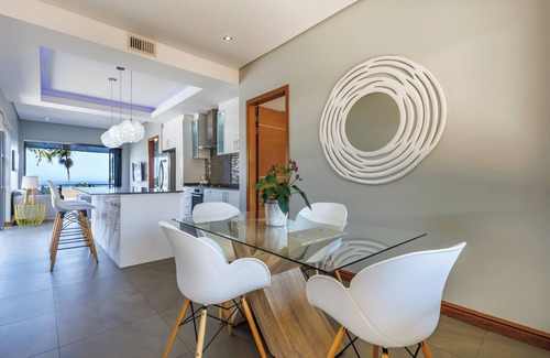 Shaka's Rock Apartamento | Stylish Seaside Escape | Private Pool & Braai