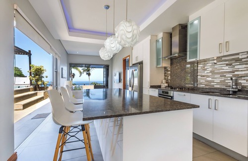 Shaka's Rock Apartamento | Stylish Seaside Escape | Private Pool & Braai