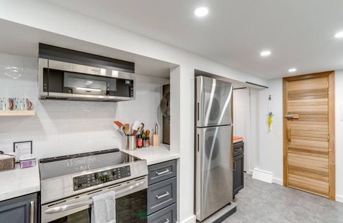 Loyal Heights Apartamento | Modern Seattle Apt w/ Sauna: 6 Mi to Downtown!