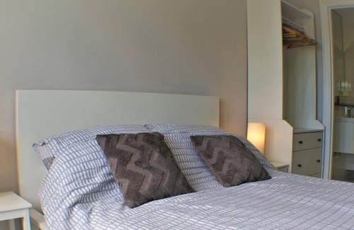 Hythe Casa | Stylish Seaview House with Hot Tub