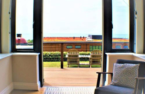 Hythe Casa | Stylish Seaview House with Hot Tub