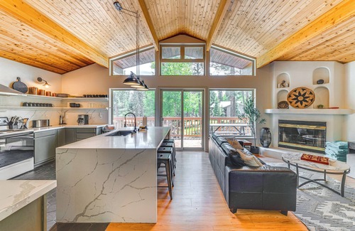Angel Fire Cabina | Stylish, Serene Angel Fire Cabin w/ Hot Tub!