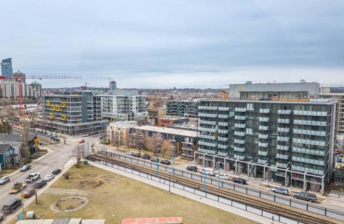 Sunnyside Apartamento | Stylish Serenity 1BR Kensington Condo with Parking