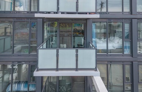 Sunnyside Apartamento | Stylish Serenity 1BR Kensington Condo with Parking