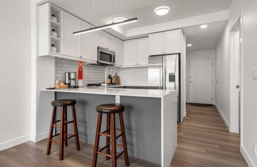 Sunnyside Apartamento | Stylish Serenity 1BR Kensington Condo with Parking