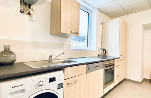 Liesing Apartamento | Stylish Shared 3-Bedroom Stay Near City