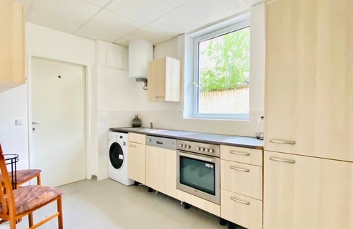Liesing Apartamento | Stylish Shared 3-Bedroom Stay Near City