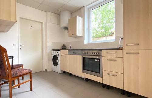 Liesing Apartamento | Stylish Shared 3-Bedroom Stay Near City