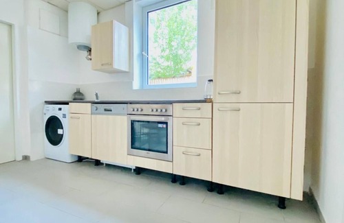 Liesing Apartamento | Stylish Shared 3-Bedroom Stay Near City