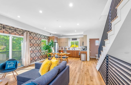 Sherman Oaks Casa | Stylish Sherman Oaks Townhouse W/ 3 Master Suites