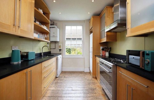 St Luke's Apartamento | "Stylish Shoreditch Townhouse: Light-Filled, Vibrant Design, Central Location