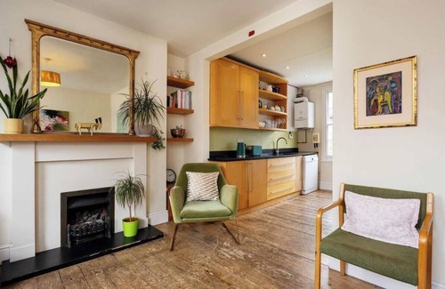 St Luke's Apartamento | "Stylish Shoreditch Townhouse: Light-Filled, Vibrant Design, Central Location