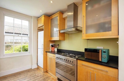 St Luke's Apartamento | "Stylish Shoreditch Townhouse: Light-Filled, Vibrant Design, Central Location