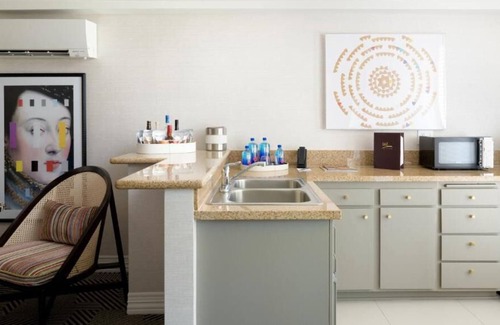Tri-West Casa | Stylish Skydeck! Kitchenette & Balcony, Pet-friendly! Nearby The Sunset Strip!