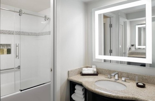 Tri-West Casa | Stylish Skydeck! Kitchenette & Balcony, Pet-friendly! Nearby The Sunset Strip!