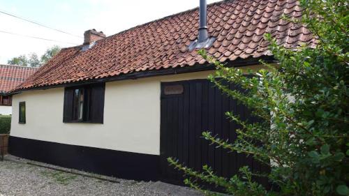 Halesworth Casa | Stylish small barn near coast private garden Pass the Keys