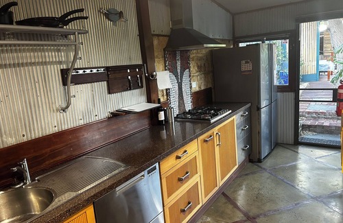South Fremantle Casa | Stylish South Terrace House- only steps to Beach, Bars & restaurants